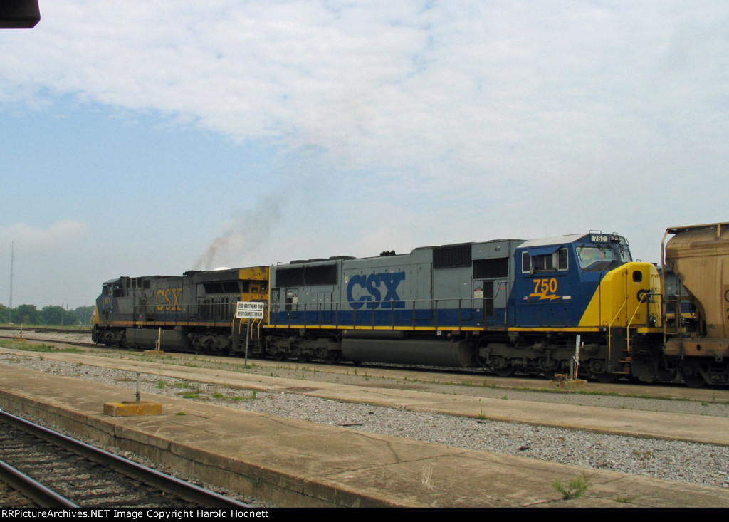 CSX 671 & 750 lead a train southbound